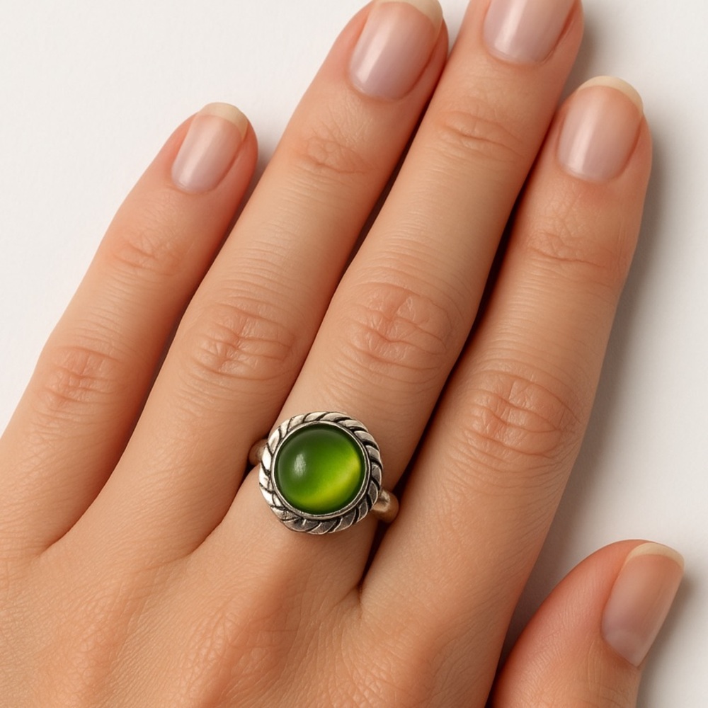 💕 Green cats eye round dainty ring this stone us set in silver‎ overlay adjust